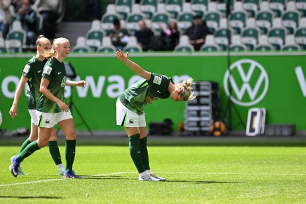 Soccer I Women I Season 2025 2026 I Bundesliga I Matchday 26 I VfL Wolfsburg 1 FC Nürnberg I 17 05 2026 Goal celebration Alexandra Popp 11, VfL Wolfsburg bows to the fans after her goal to make it 1 0 Wolfsburg Volkswagen Arena Niedersachsen Germany Copyright: xLobeca InesxHähnelx