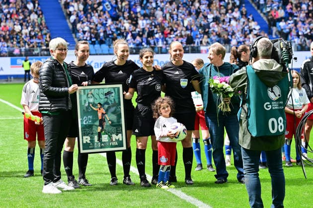 Soccer I Women I Season 2025 2026 I Bundesliga I Matchday 26 I Hamburger SV FC Bayern Munich I 17 05 2026 Dr Riem Hussein Referee is honored and bid farewell before the match Hamburg Volksparkstadion Hamburg Germany Copyright: xLobeca WolfxGebhardtx