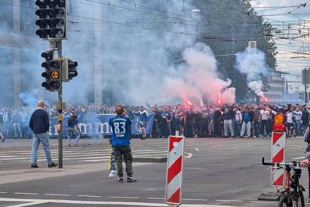 Magdeburg, Saxony-Anhalt, Germany, 17 05 2026 34 Matchday, Season 2025 26, 2 Soccer Bundesliga 1 FC Magdeburg 1 FC Kaiserslautern Magdeburg Fans parade through the city center with pyrotechnics before the match Copyright: xdtsxNachrichtenagenturx dts_119116