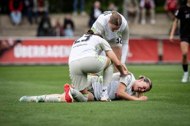 LEVERKUSEN, 17.05.2026 - Juliane Wirtz (Werder Bremen, 28) verletzt sich während der Begegnung Bayer 04 Leverkusen - Werder Bremen an Spieltag 26 der Google Pixel Frauen-Bundesliga am 17.05.2026 im Ulrich-Haberland-Stadion in Leverkusen (Nordrhein-Westfalen). DFL REGULATIONS PROHIBIT ANY USE OF PHOTOGRAPHS AS IMAGE SEQUENCES AND OR QUASI-VIDEO. Nordrhein-Westfalen Deutschland Copyright: xAxelxKohringx