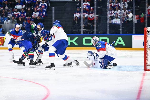L-R Adam Sykora (SVK), Cristiano Di Giacomo (ITA), Matt Bradley (ITA), Maxim Strbak (SVK) and goalkeeper Adam Gajan (SVK) in action during the 2026 IIHF World Championship, WM, Weltmeisterschaft Group B, match Italy vs Slovakia, on May 17, 2026, Fribourg, Switzerland. (CTKxPhoto RadekxPetrasek) CTKPhotoP2026051703130 CTKPhotoP2026051703130