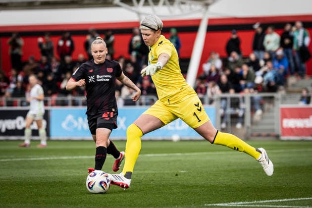 LEVERKUSEN, 17.05.2026 - Vanessa Fudalla (Bayer 04 Leverkusen, 21), Torhueterin Vanessa Fischer (Werder Bremen, 1)während der Begegnung Bayer 04 Leverkusen - Werder Bremen an Spieltag 26 der Google Pixel Frauen-Bundesliga am 17.05.2026 im Ulrich-Haberland-Stadion in Leverkusen (Nordrhein-Westfalen). DFL REGULATIONS PROHIBIT ANY USE OF PHOTOGRAPHS AS IMAGE SEQUENCES AND OR QUASI-VIDEO. Nordrhein-Westfalen Deutschland Copyright: xAxelxKohringx
