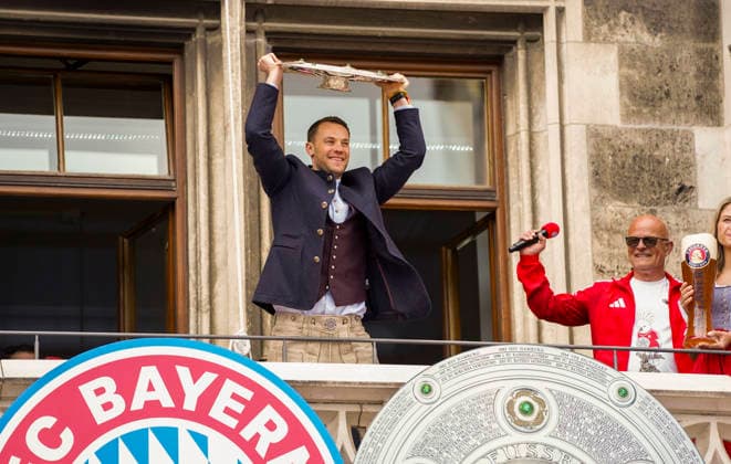 17 05 2026, Soccer Bundesliga 2025 2026, FC Bayern Munichs championship celebration on the balcony of Munich City Hall Goalkeeper Manuel Neuer FC Bayern Munich presents the championship trophy to the fans