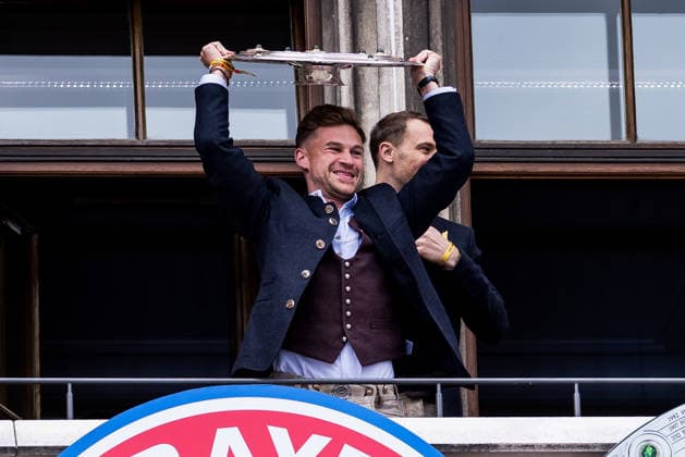 MUNICH, GERMANY - MAY 17: Joshua Kimmich (FC Bayern Muenchen, 6) with the trophy on the balcony during the Meisterfeier of FC Bayern Muenchen at Marienplatz on May 17, 2026 in Munich, Germany. Bavaria Germany Copyright: xSteffiexWunderlx