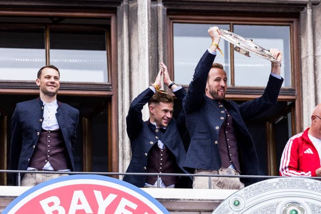 MUNICH, GERMANY - MAY 17: Harry Kane (FC Bayern Muenchen, 9) with the trophy on the balcony during the Meisterfeier of FC Bayern Muenchen at Marienplatz on May 17, 2026 in Munich, Germany. Bavaria Germany Copyright: xSteffiexWunderlx