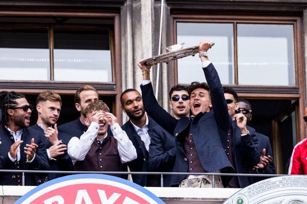 MUNICH, GERMANY - MAY 17: Tom Bischof (FC Bayern Muenchen, 20) with the trophy on the balcony during the Meisterfeier of FC Bayern Muenchen at Marienplatz on May 17, 2026 in Munich, Germany. Bavaria Germany Copyright: xSteffiexWunderlx
