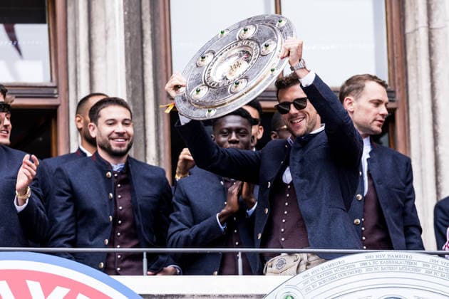 MUNICH, GERMANY - MAY 17: Leon Goretzka (FC Bayern Muenchen, 8) with the trophy on the balcony during the Meisterfeier of FC Bayern Muenchen at Marienplatz on May 17, 2026 in Munich, Germany. Bavaria Germany Copyright: xSteffiexWunderlx