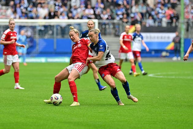 Soccer I Women I Season 2025 2026 I Bundesliga I Matchday 26 I Hamburger SV FC Bayern Munich I 17 05 2026 Duel, duel Carolin Simon 30, FC Bayern Munich and Sophie Hillebrand 22, Hamburger SV Hamburg Volksparkstadion Hamburg Germany Copyright: xLobeca WolfxGebhardtx
