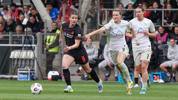 from left Katharina Piljic Bayer 04 Leverkusen, 6 and Medina Desic SV Werder Bremen, 9 in running duel, duel, dynamic, action, action, game scene, THE DFB REGULATIONS PROHIBIT ANY USE OF PHOTOGRAPHS AS IMAGE SEQUENCES AND OR QUASI VIDEO , 17 05 2026, Leverkusen Germany , Football, Google Pixel Womens Bundesliga, Bayer 04 Leverkusen SV Werder Bremen xobx