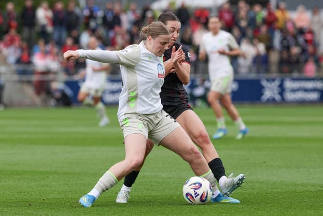 from left Sarah Gutmann SV Werder Bremen, 32 and Loreen Bender Bayer 04 Leverkusen, 19 in a duel, dynamic, action, action, game scene, THE DFB REGULATIONS PROHIBIT ANY USE OF PHOTOGRAPHS AS IMAGE SEQUENCES AND OR QUASI VIDEO , 17 05 2026, Leverkusen Germany , Football, Google Pixel Womens Bundesliga, Bayer 04 Leverkusen SV Werder Bremen xobx