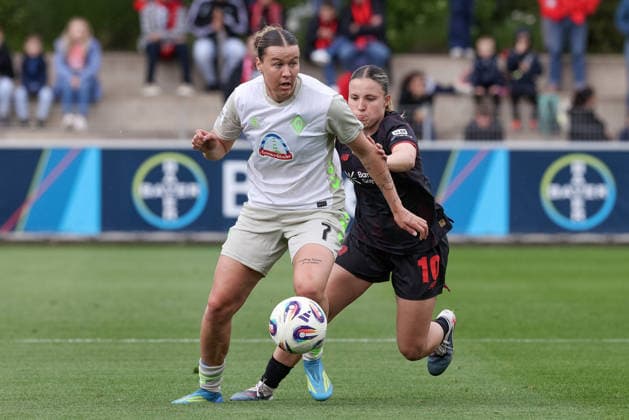 from left Larissa Mühlhaus SV Werder Bremen, 7 and Estrella Merino Gonzalez Bayer 04 Leverkusen, 10 in duel, duel, dynamics, action, action, game scene, THE DFB REGULATIONS PROHIBIT ANY USE OF PHOTOGRAPHS AS IMAGE SEQUENCES AND OR QUASI VIDEO , 17 05 2026, Leverkusen Germany , Football, Google Pixel Womens Bundesliga, Bayer 04 Leverkusen SV Werder Bremen xobx
