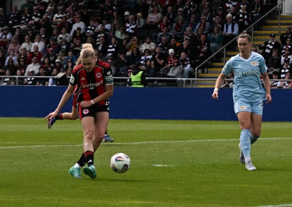 17 05 2026, xsltx, Fußball Google Pixel Frauen Bundesliga, Eintracht Frankfurt 1 FC Union Berlin v l Schussversuch von Laura Freigang Eintracht Frankfurt , Anna Weiß 1 FC Union Berlin DFL DFB REGULATIONS PROHIBIT ANY USE OF PHOTOGRAPHS as IMAGE SEQUENCES and or QUASI VIDEO