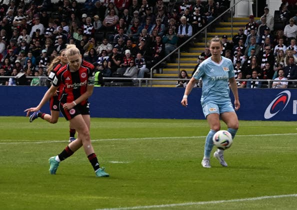 17 05 2026, xsltx, Fußball Google Pixel Frauen Bundesliga, Eintracht Frankfurt 1 FC Union Berlin v l Schussversuch von Laura Freigang Eintracht Frankfurt , Anna Weiß 1 FC Union Berlin DFL DFB REGULATIONS PROHIBIT ANY USE OF PHOTOGRAPHS as IMAGE SEQUENCES and or QUASI VIDEO
