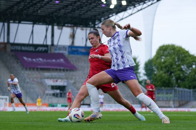 Leela Egli SC Freiburg, 20 in duel with Lany Mia Baecker Lany Mia Baecker SGS Essen, 26 , Germany, Soccer, GooglePixel Womens Bundesliga, 26 Matchday, 2025 2026, SGS Essen vs SC Freiburg, 17 05 2026, Stadion an der Hafenstraße, Essen Essen Stadion an der Hafenstraße Nordrhein Westfalen Germany Copyright: xArnexAmbergx