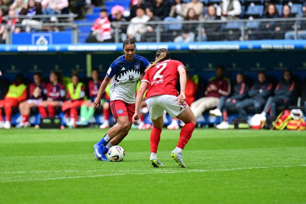Soccer I Women I Season 2025 2026 I Bundesliga I Matchday 26 I Hamburger SV FC Bayern Munich I 17 05 2026 No way through for Melina Krüger 9, Hamburger SV , Vanessa Gilles 2, FC Bayern Munich shields Hamburg Volksparkstadion Hamburg Germany Copyright: xLobeca WolfxGebhardtx