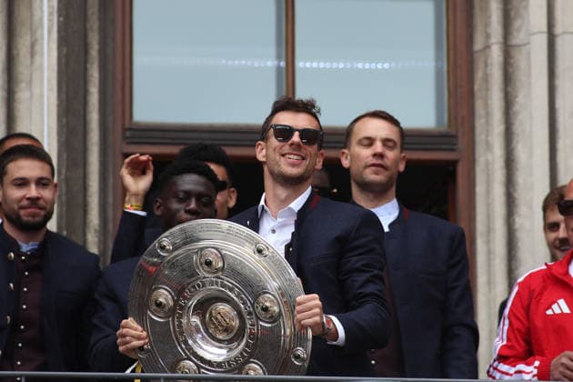 Football, men, Bundesliga, 2025 2026 season, FC Bayern Munich, championship celebration, Rathausbalkon, Marienplatz Here Leon Goretzka FC Bayern Munich holds up the championship trophy