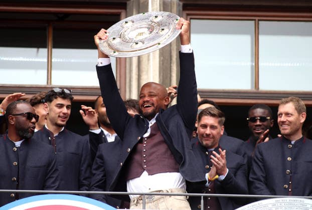 Football, men, Bundesliga, 2025 2026 season, FC Bayern Munich, championship celebration, Rathausbalkon, Marienplatz Here Vincent Kompany, FC Bayern Munich coach, holds up the championship trophy