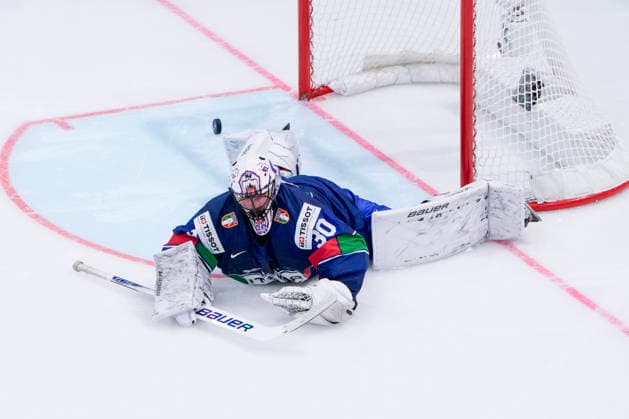 FRIBOURG, SWITZERLAND MAY 17 goalkeeper Jacob Smith of Italy can™t saves during the 2026 IIHF Ice Hockey World Championship Switzerland game between Italy and Slovakia at BCF Arena on May 17, 2026 in Fribourg, Fribourg Fribourg BCF Arena Fribourg Switzerland Copyright: xJustPictures.ch JarixPestelaccix jp-en-EuSpIm-JP6_JAR_Italy_Slovakia_16May2026_00088