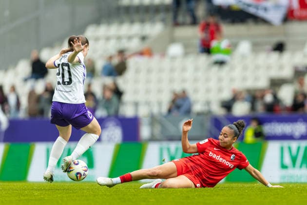 Leonie Koepp SGS Essen and Nicole Ojukwu Sport Club Freiburg battle for the ball during the Women s Soccer Bundesliga match between SGS Essen and Sport Club Freiburg, Stadion an der Hafenstrasse on May 17, 2026 in Essen, Germany, Germany Photo by Mario Hommes DeFodi Images Leonie Koepp SGS Essen and Nicole Ojukwu Sport Club Freiburg battle for the ball during the Women s Soccer Bundesliga match between SGS Essen and Sport Club Freiburg at Stadion an der Hafenstrasse on May 17, 2026 in Essen, Germany Photo by Mario Hommes DeFodi Images DFL regulations prohibit any use of photographs as image sequences and or quasi video