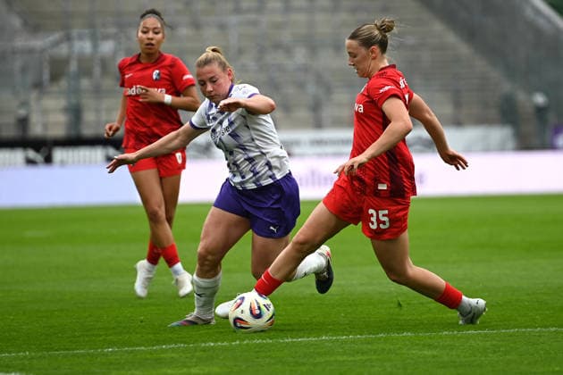 Zoe Schick Ramona Maier Google Pixel Frauen Bundesliga SGS Essen SC Freiburg 17 05 2026 Zoe Schick SC Freiburg vs Ramona Maier SGS Essen ,Google Pixel Frauen Bundesliga, Matchday 26, SGS Essen vs SC Freiburg on May 17, 2026 at Stadion an der Hafenstraße, Essen