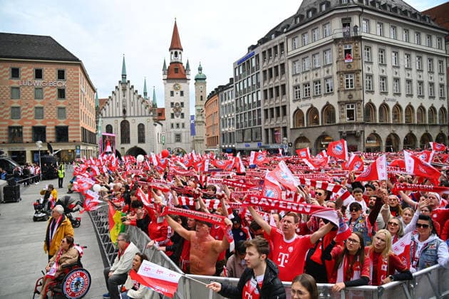 Full Marienplatz,Bayern fans,soccer fans championship celebration FC Bayern Muenchen on the town hall balcony on the Marienplatz in Munich on 17 05 2026 Soccer 1 Bundesliga season 2025 2026, 34 match day,