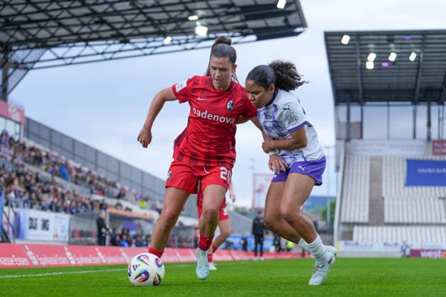 Leela Egli SC Freiburg, 20 in duel with Ella Touon SGS Essen, 32 , Germany, Soccer, GooglePixel Womens Bundesliga, Matchday 26, 2025 2026, SGS Essen vs SC Freiburg, 17 05 2026, Stadion an der Hafenstraße, Essen Essen Stadion an der Hafenstraße Nordrhein Westfalen Germany Copyright: xArnexAmbergx
