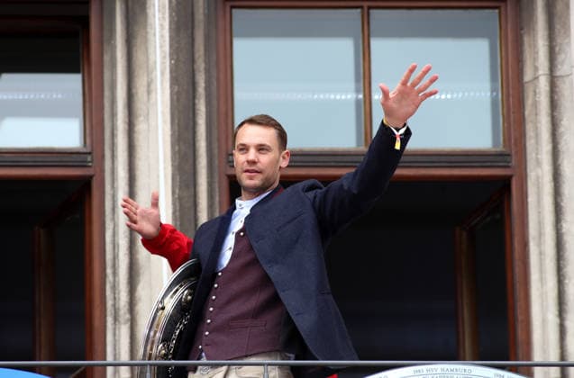 Football, men, Bundesliga, 2025 2026 season, FC Bayern Munich, championship celebration, Rathausbalkon, Marienplatz Manuel Neuer FC Bayern Munich waves to the fans