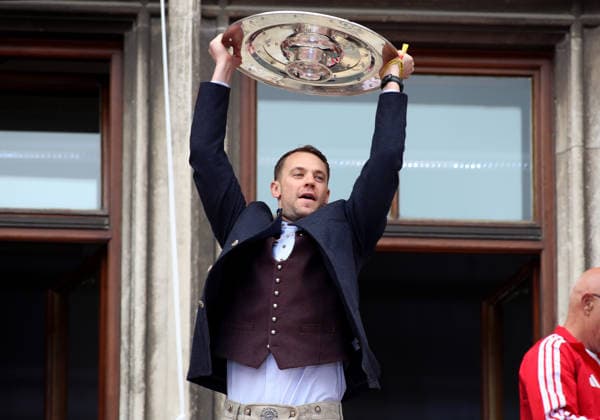 Football, men, Bundesliga, 2025 2026 season, FC Bayern Munich, championship celebration, Rathausbalkon, Marienplatz Here Manuel Neuer holds up the championship trophy for FC Bayern Munich