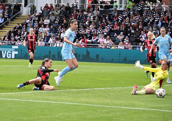 17 05 2026, xsltx, Fußball Google Pixel Frauen Bundesliga, Eintracht Frankfurt 1 FC Union Berlin v l With her shot Ereleta Memeti Eintracht Frankfurt fails to Cara Bösl 1 FC Union Berlin DFL DFB REGULATIONS PROHIBIT ANY USE OF PHOTOGRAPHS as IMAGE SEQUENCES and or QUASI VIDEO