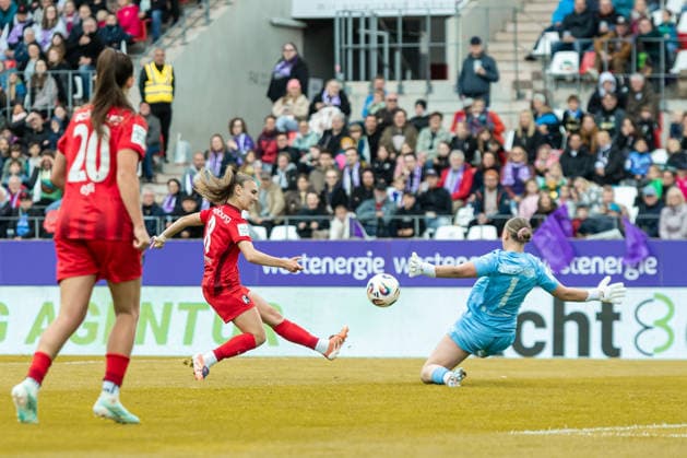 Alena Bienz Sport Club Freiburg and goalkeeper Kim Sindermann SGS Essen battle for the ball during the Women s Soccer Bundesliga match between SGS Essen and Sport Club Freiburg, Stadion an der Hafenstrasse on May 17, 2026 in Essen, Germany, Germany Photo by Mario Hommes DeFodi Images Alena Bienz Sport Club Freiburg and goalkeeper Kim Sindermann SGS Essen battle for the ball during the Women s Soccer Bundesliga match between SGS Essen and Sport Club Freiburg at Stadion an der Hafenstrasse on May 17, 2026 in Essen, Germany Photo by Mario Hommes DeFodi Images DFL regulations prohibit any use of photographs as image sequences and or quasi video
