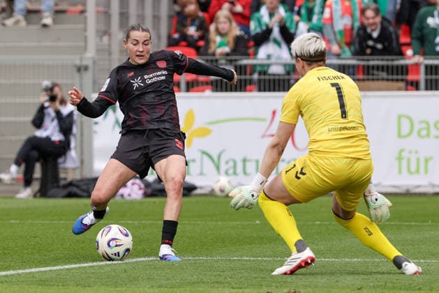 from left Carlotta Wamser Bayer 04 Leverkusen, 37 and Vanessa Fischer goalkeeper, goalkeeper, SV Werder Bremen, 1 in duel, duel, dynamics, action, action, game scene, THE DFB REGULATIONS PROHIBIT ANY USE OF PHOTOGRAPHS AS IMAGE SEQUENCES AND OR QUASI VIDEO , 17 05 2026, Leverkusen Germany , Football, Google Pixel Womens Bundesliga, Bayer 04 Leverkusen SV Werder Bremen xobx