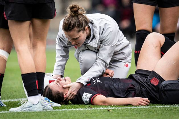 LEVERKUSEN, 17.05.2026 - Katharina Piljic (Bayer 04 Leverkusen, 6) verletzt sich und wird behandelt während der Begegnung Bayer 04 Leverkusen - Werder Bremen an Spieltag 26 der Google Pixel Frauen-Bundesliga am 17.05.2026 im Ulrich-Haberland-Stadion in Leverkusen (Nordrhein-Westfalen). DFL REGULATIONS PROHIBIT ANY USE OF PHOTOGRAPHS AS IMAGE SEQUENCES AND OR QUASI-VIDEO. Nordrhein-Westfalen Deutschland Copyright: xAxelxKohringx