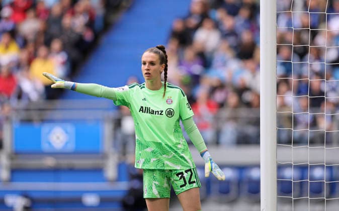 Photo Goalkeeper Ena Mahmutovic FC Bayern directs her defenders Soccer Pixel Bundesliga Women 26 Matchday on Sun 17 05 2026 Hamburger SV FC Bayern Munich