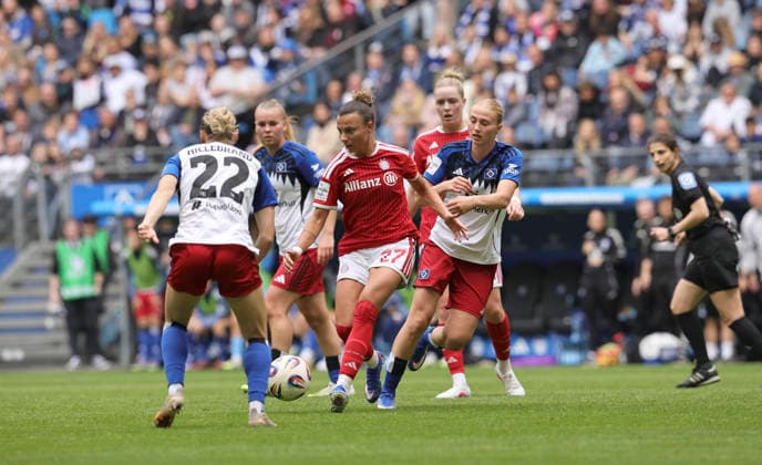 Photo Arianna CARUSO FC Bayern against Sophie HILLEBRAND 22 and Paulina Bartz HSV , right Football Pixel Bundesliga Women 26 Matchday on Sun 17 05 2026 Hamburger SV FC Bayern München
