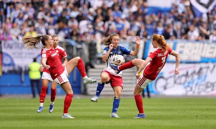 Photo Melanie BRUNNTHALER HSV against Stine Ballisager PEDERSEN and Katharina Naschenweng FC Bayern , left Football Pixel Bundesliga Women 26 Matchday on Sun 17 05 2026 Hamburger SV FC Bayern Munich