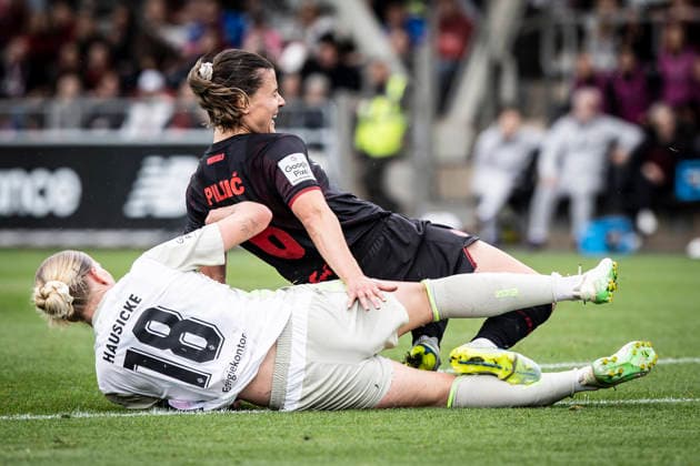 LEVERKUSEN, 17.05.2026 - Lina Hausicke (Werder Bremen, 18) legt Katharina Piljic (Bayer 04 Leverkusen, 6) nachdem sie den Ball gespielt hat während der Begegnung Bayer 04 Leverkusen - Werder Bremen an Spieltag 26 der Google Pixel Frauen-Bundesliga am 17.05.2026 im Ulrich-Haberland-Stadion in Leverkusen (Nordrhein-Westfalen). DFL REGULATIONS PROHIBIT ANY USE OF PHOTOGRAPHS AS IMAGE SEQUENCES AND OR QUASI-VIDEO. Nordrhein-Westfalen Deutschland Copyright: xAxelxKohringx