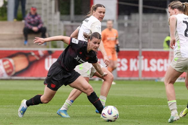 from left Katharina Piljic Bayer 04 Leverkusen, 6 and Larissa Mühlhaus SV Werder Bremen, 7 in duel, duel, dynamics, action, action, game scene, THE DFB REGULATIONS PROHIBIT ANY USE OF PHOTOGRAPHS AS IMAGE SEQUENCES AND OR QUASI VIDEO , 17 05 2026, Leverkusen Germany , Football, Google Pixel Womens Bundesliga, Bayer 04 Leverkusen SV Werder Bremen xobx