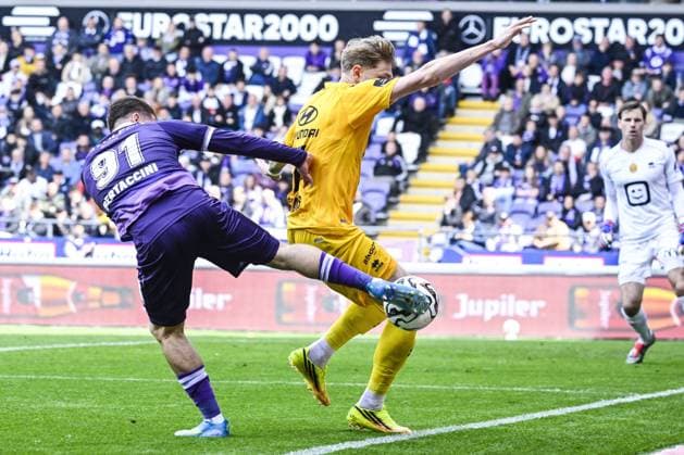 Anderlecht s Adriano Bertaccini and Mechelen s Mathis Servais pictured in action during a soccer match between RSCA Anderlecht and KV Mechelen, Sunday 17 May 2026 in Brussels, on day 8 of the Champion s Play-off of the 2025-2026 Jupiler Pro League first division of the Belgian championship. TOM GOYVAERTS TomxGoyvaerts  x174152235x