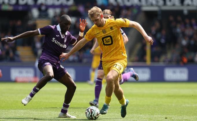 Anderlecht s Moussa Diarra and Mechelen s Bill Antonio fight for the ball during a soccer match between RSCA Anderlecht and KV Mechelen, Sunday 17 May 2026 in Brussels, on day 8 of the Champion s Play-off of the 2025-2026 Jupiler Pro League first division of the Belgian championship. VIRGINIExLEFOUR  x174152285x