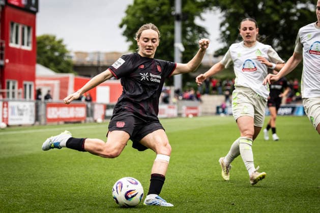 LEVERKUSEN, 17.05.2026 - Sofie Zdebel (Bayer 04 Leverkusen, 16) flankt während der Begegnung Bayer 04 Leverkusen - Werder Bremen an Spieltag 26 der Google Pixel Frauen-Bundesliga am 17.05.2026 im Ulrich-Haberland-Stadion in Leverkusen (Nordrhein-Westfalen). DFL REGULATIONS PROHIBIT ANY USE OF PHOTOGRAPHS AS IMAGE SEQUENCES AND OR QUASI-VIDEO. Nordrhein-Westfalen Deutschland Copyright: xAxelxKohringx