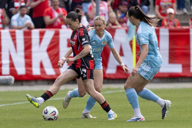 Google Pixel Womens Bundesliga Eintracht Frankfurt 1 FC Union Berlin, 17 05 2026 Geraldine Reuteler Eintracht Frankfurt 14 Judith Steinert 1 FC Union Berlin 17 in a duel for the ball, Eintracht Frankfurt 1 FC Union Berlin, Frankfurt, Stadion am Brentanobad, 17 5 2026 Copyright: xBEAUTIFULxSPORTS Gawlikx