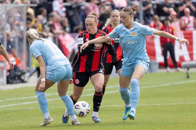 Google Pixel Womens Bundesliga Eintracht Frankfurt 1 FC Union Berlin, 17 05 2026 Lisanne Gräwe Eintracht Frankfurt 8 Judith Steinert 1 FC Union Berlin 17 Anna Aehling 1 FC Union Berlin 4 fighting for the ball, Eintracht Frankfurt 1 FC Union Berlin, Frankfurt, Stadion am Brentanobad, 17 5 2026 Copyright: xBEAUTIFULxSPORTS Gawlikx