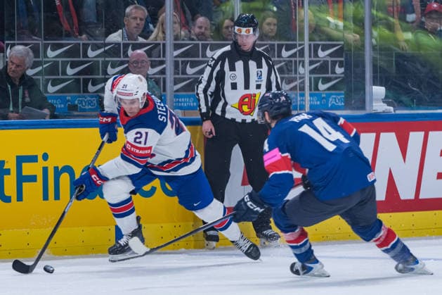 ZURICH, SWITZERLAND - MAY 17: Alex Steeves (United States, 21) in a duel against Liam Kirk (Great Britain, 14) during the Preliminary Round - Group A Match 11 between Great Britain and United States at the IIHF Ice hockey, Eishockey World Championship, WM, Weltmeisterschaft 2026, Swiss Life Arena on May 17, 2026 in Zurich, Switzerland. Zurich Switzerland Copyright: xTimoxSteinx