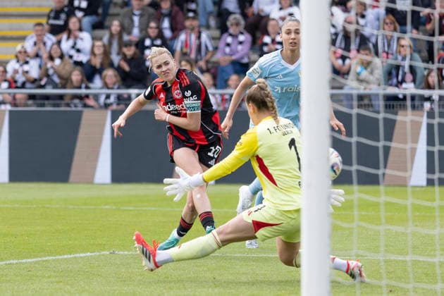 Google Pixel Womens Bundesliga Eintracht Frankfurt 1 FC Union Berlin, 17 05 2026 Laura Freigang Eintracht Frankfurt 10 takes on Amber Tysiak 1 FC Union Berlin 26 in a duel and shoots on goal scores the goal to equalize 2 2 Cara Bösl 1 FC Union Berlin 1 without a chance, Eintracht Frankfurt 1 FC Union Berlin, Frankfurt, Stadion am Brentanobad, 17 5 2026 Copyright: xBEAUTIFULxSPORTS Gawlikx