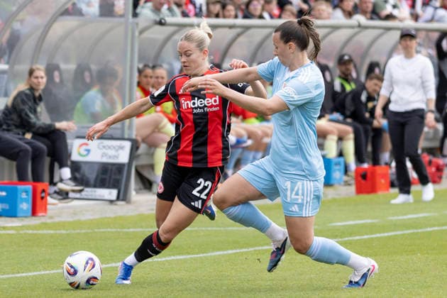 Google Pixel Womens Bundesliga Eintracht Frankfurt 1 FC Union Berlin, 17 05 2026 Nadine Riesen Eintracht Frankfurt 22 Hannah Eurlings 1 FC Union Berlin 14 in the two-map around the ball, Eintracht Frankfurt 1 FC Union Berlin, Frankfurt, Stadion am Brentanobad, 17 5 2026 Copyright: xBEAUTIFULxSPORTS Gawlikx