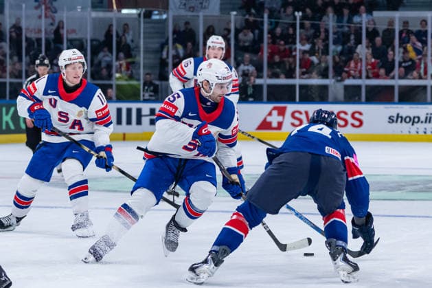 ZURICH, SWITZERLAND - MAY 17: Tommy Novak (United States, 15) in the battle for the puck with Oliver Betteridge (Great Britain, 74) during the Preliminary Round - Group A Match 11 between Great Britain and United States at the IIHF Ice hockey, Eishockey World Championship, WM, Weltmeisterschaft 2026, Swiss Life Arena on May 17, 2026 in Zurich, Switzerland. Zurich Switzerland Copyright: xTimoxSteinx