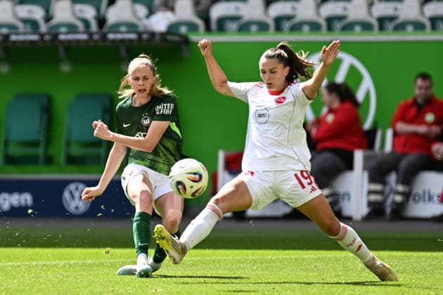 Soccer I Women I Season 2025 2026 I Bundesliga I Matchday 26 I VfL Wolfsburg 1 FC Nürnberg I 17 05 2026 One-on-one Vivien Endemann 25, VfL Wolfsburg and Sanja Homann 19, 1 FC Nürnberg Wolfsburg Volkswagen Arena Niedersachsen Germany Copyright: xLobeca InesxHähnelx