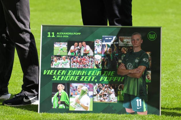 Wolfsburg, Germany 17 May 2026 1 Womens Bundesliga 26 Matchday VfL Wolfsburg vs 1 FC Nuremberg In the picture Symbolic image Farewell gift for Alexandra Popp VfL , who plays her last game for VfL Wolfsburg today after 14 years and is bid farewell Copyright: HMBxMedia MadeleinexFantini