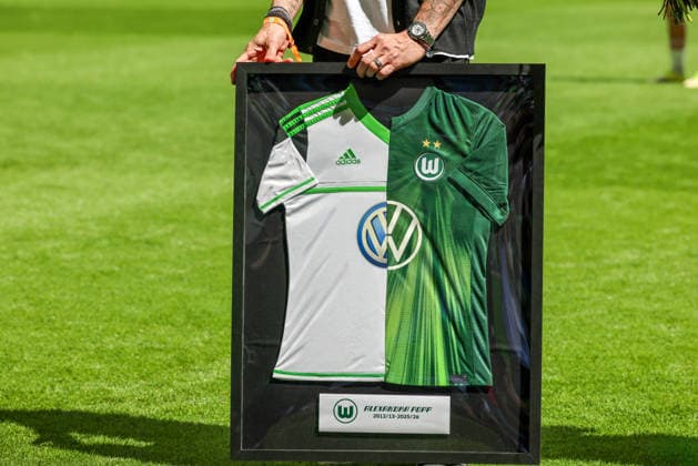 Wolfsburg, Germany 17 May 2026 1 Womens Bundesliga 26 Matchday VfL Wolfsburg vs 1 FC Nuremberg In the picture Symbolic image Farewell gift for Alexandra Popp VfL , who plays her last game for VfL Wolfsburg today after 14 years and is bid farewell Copyright: HMBxMedia MadeleinexFantini
