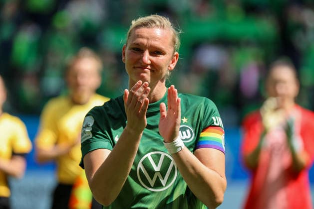 Wolfsburg, Germany 17 May 2026 1 Womens Bundesliga 26 Matchday VfL Wolfsburg vs 1 FC Nuremberg In the picture Alexandra Popp VfL emotional, who plays her last game for VfL Wolfsburg today after 14 years and is bid farewell Copyright: HMBxMedia MadeleinexFantini